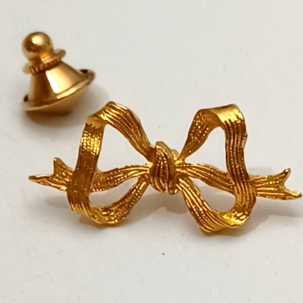 GOLD TONE RIBBON BOW LAPEL PIN